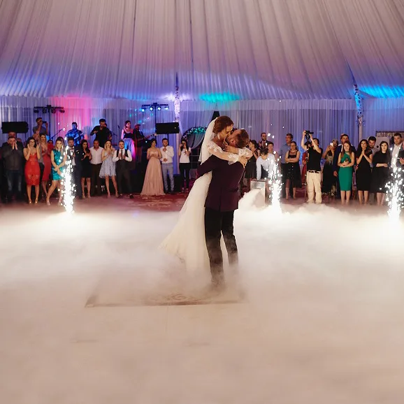 Moment spectaculos cu artificii de interior aprinse în jurul mirilor în timpul primului dans, creând o atmosferă magică și elegantă.