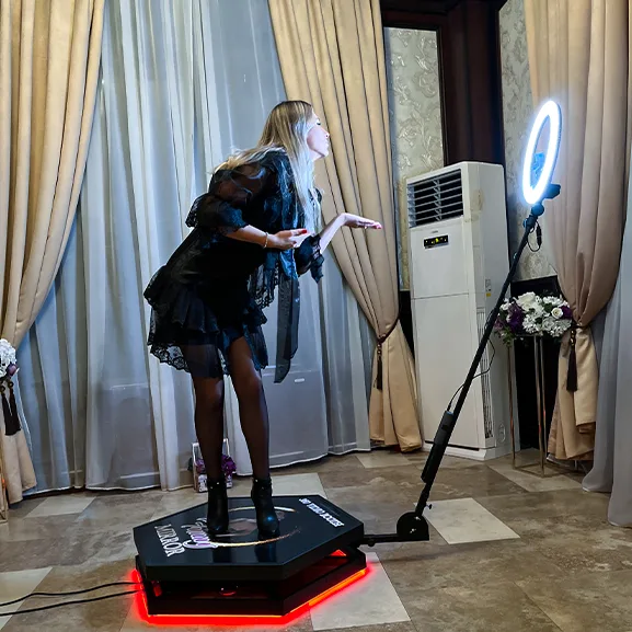 Platforma video rotativă 360 pentru capturarea momentelor unice.
