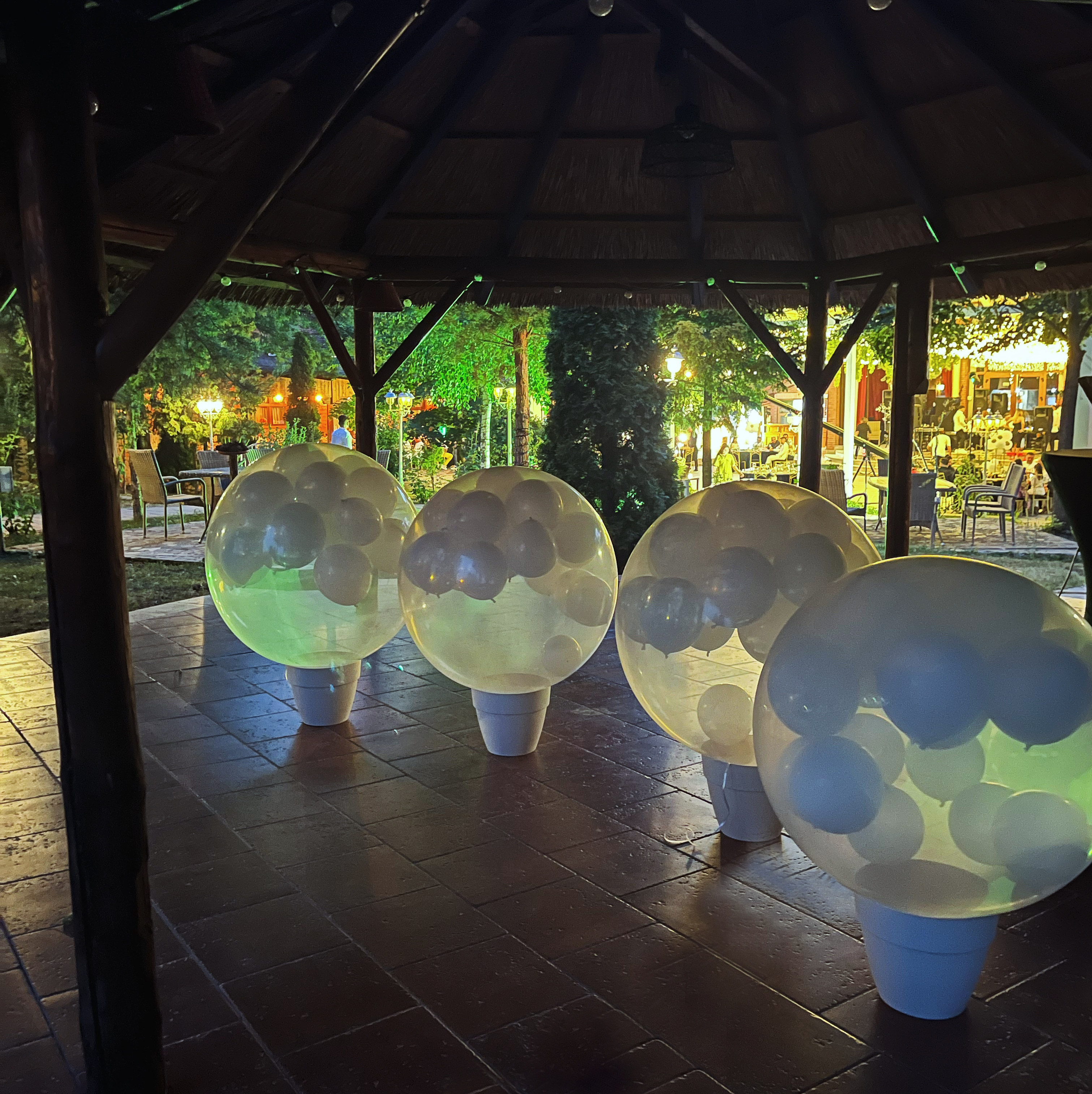 Moment spectaculos în care un balon exploziv se sparge, eliberând confetti, petale sau balonașe mai mici, creând un efect surprinzător și elegant.