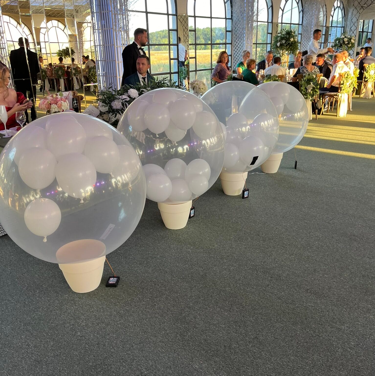 Moment spectaculos în care un balon exploziv se sparge, eliberând confetti, petale sau balonașe mai mici, creând un efect surprinzător și elegant.