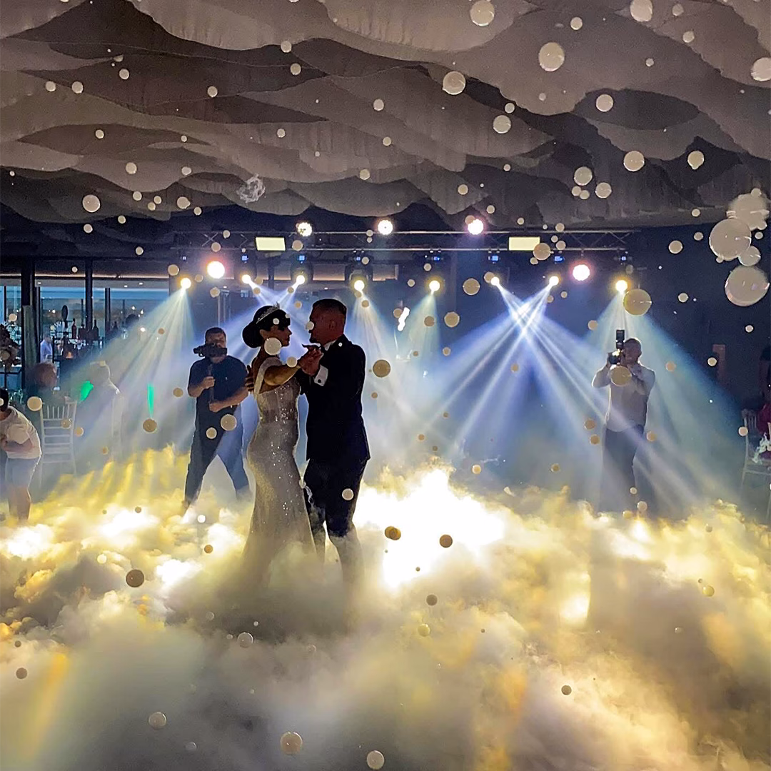 Moment spectaculos cu baloane care eliberează fum colorat, creând un efect vizual impresionant și vibrant