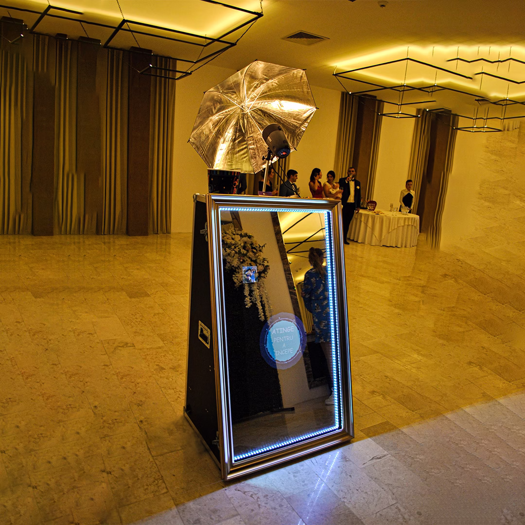Cabină foto oglindă elegantă la un eveniment organizat de Funny Mirror Events în București